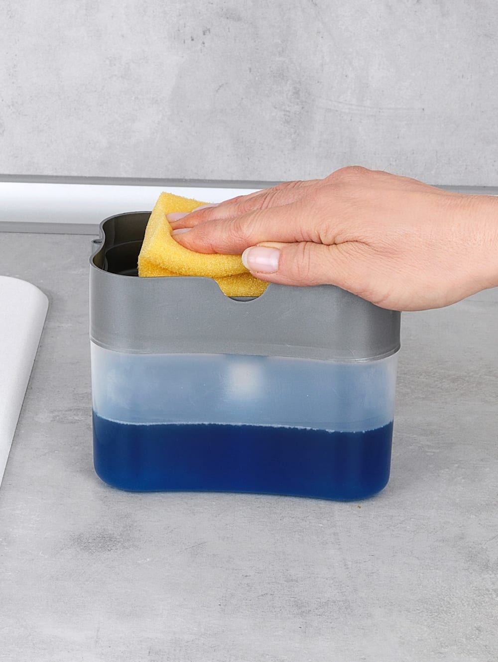 Brosse vaisselle en plastique avec compartiment pour liquide-vaisselle