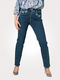 Jeans mit dekorativen Tascheneingriffen