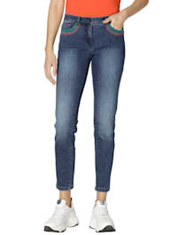 Jeans in modischer 5- Pocket form mit Stickerei an den Taschen