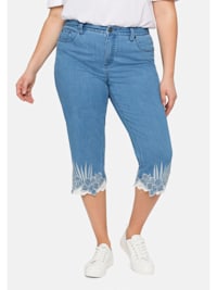 Jeans mit hochwertiger Stickerei und Spitzendetails