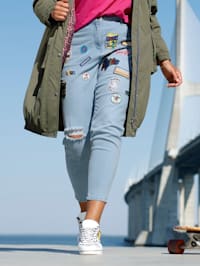 Mom-Jeans mit Patches