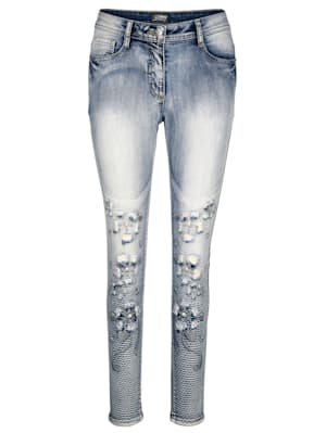 Jeans mit Strasssteinen und Stickereien