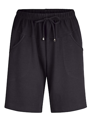 Shorts in knielanger Form