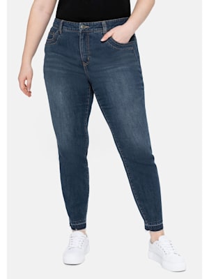 Jeans mit Bodyforming-Effekt und Fransensaum