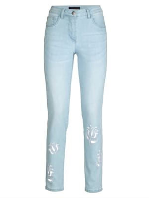 Jeans mit Stickerei und Strasssteindekoration im Vorderteil
