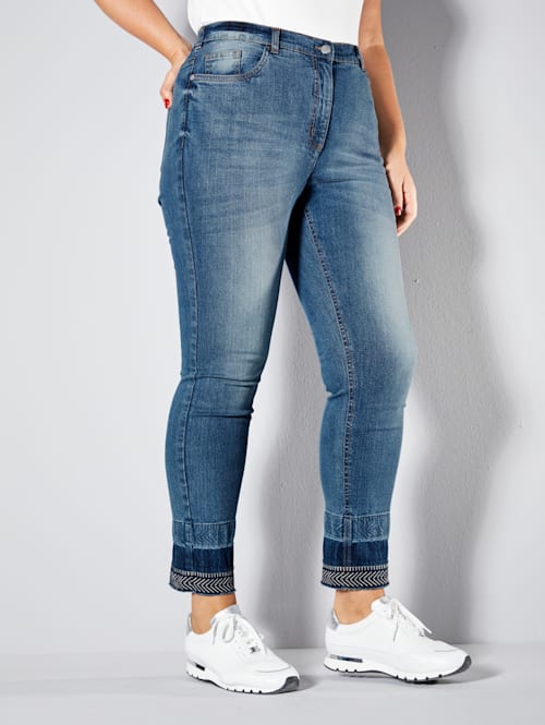 Jeans met borduursel op de zoom