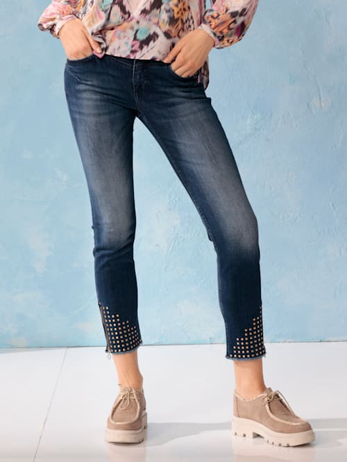 Jeans mit Schmuckstein-Niete an den Beinenden