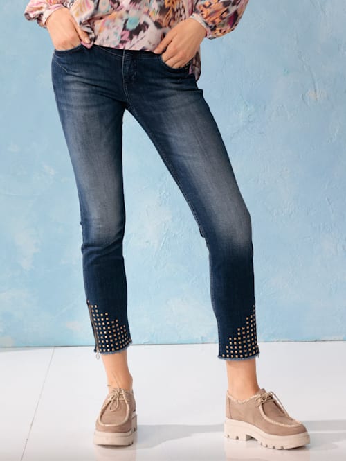 Jeans mit Schmuckstein-Niete an den Beinenden