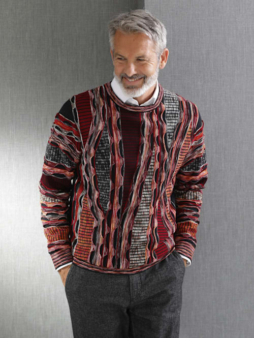 Pullover durch hochwertiger Strickkunst gefertigt