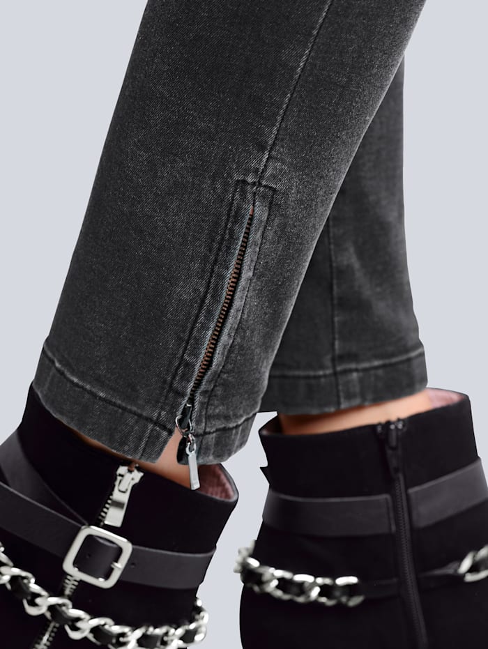 Jeans met strassteentjes op de achterzakken