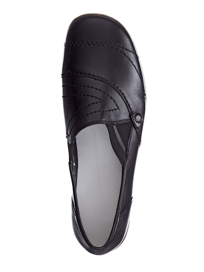 Slip-on shoes in an elegant design