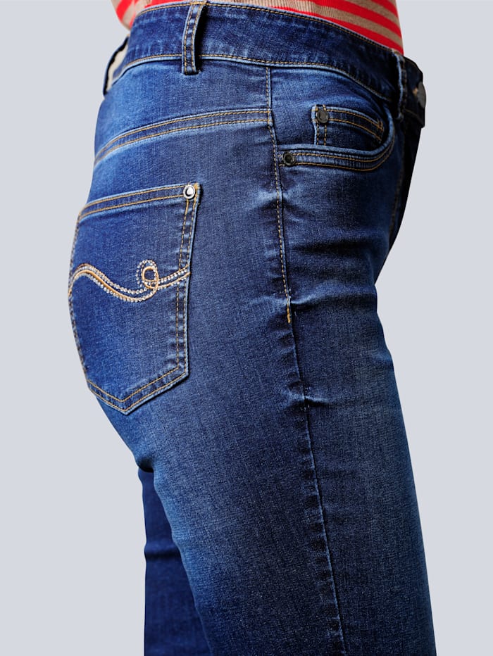 Jeans met strassteentjes op de achterzakken