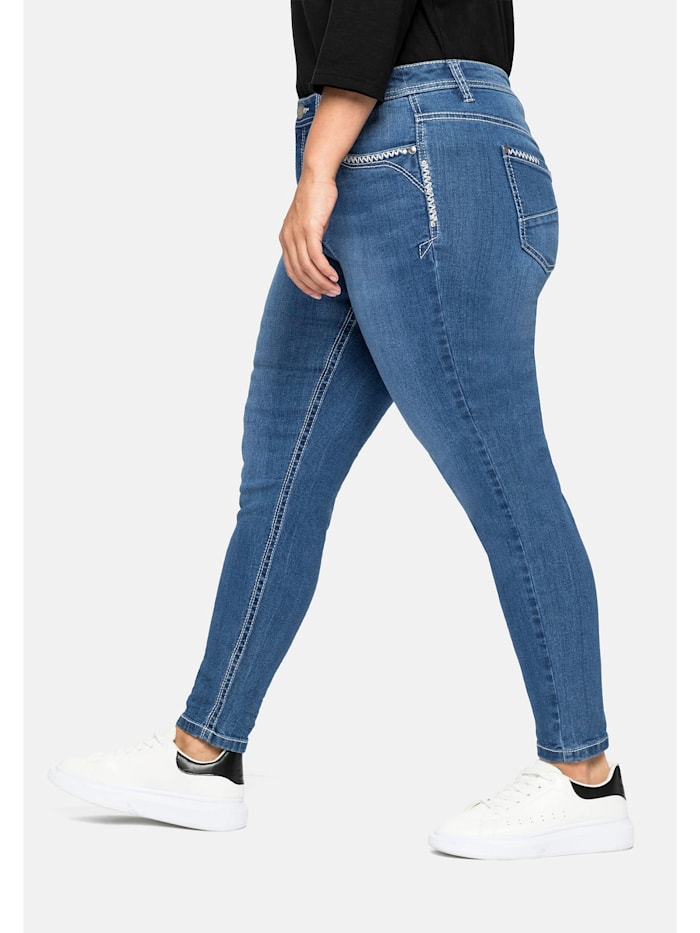 Jeans mit Crinkle-Effekt und bestickten Taschen