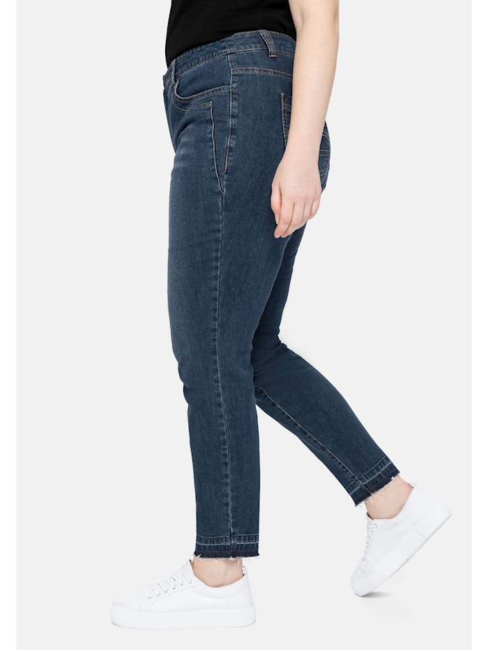 Jeans mit Bodyforming-Effekt und Fransensaum
