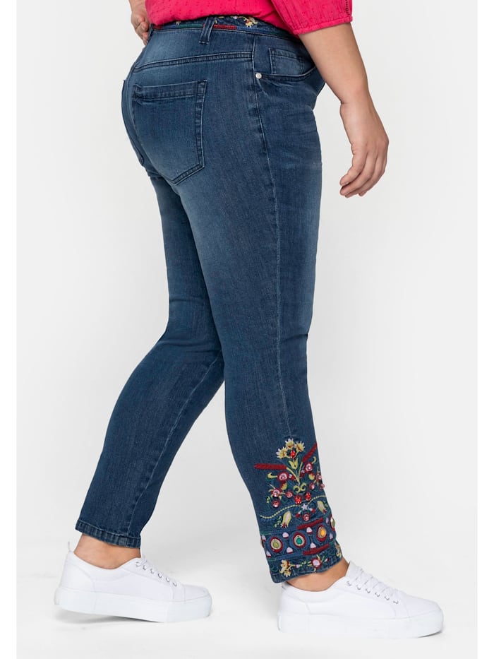 Jeans mit Stickerei und Schmucksteinen